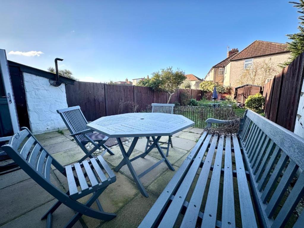 Charming 3-Bedroom Family Home London Exterior foto